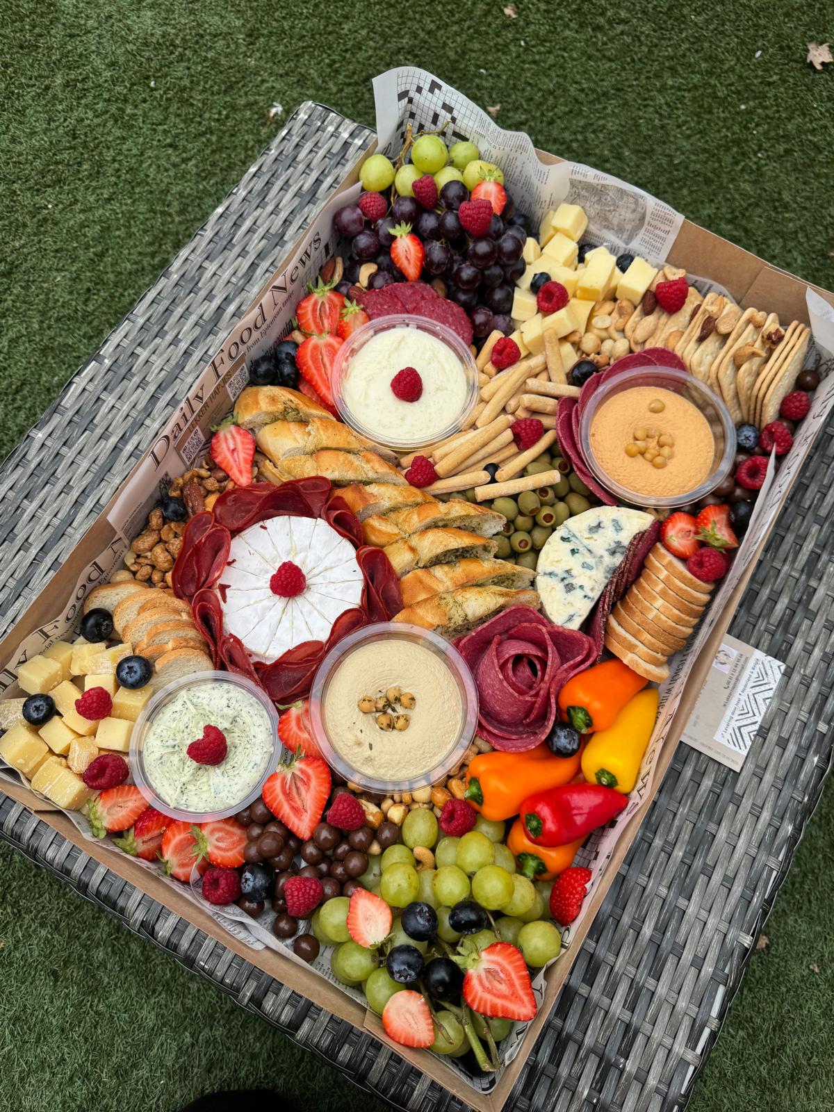 Grazingbox met brie, charcuterie, dips, fruit en noten