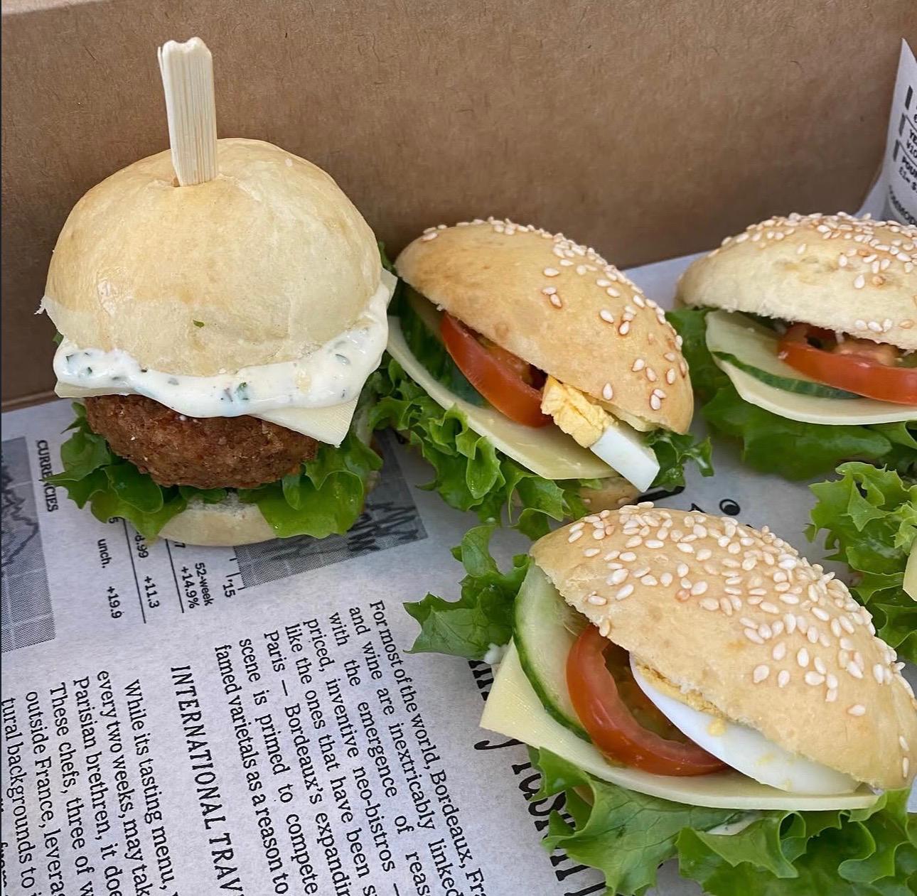 Mini broodjes gezond en caprese met ei, tomaat en komkommer