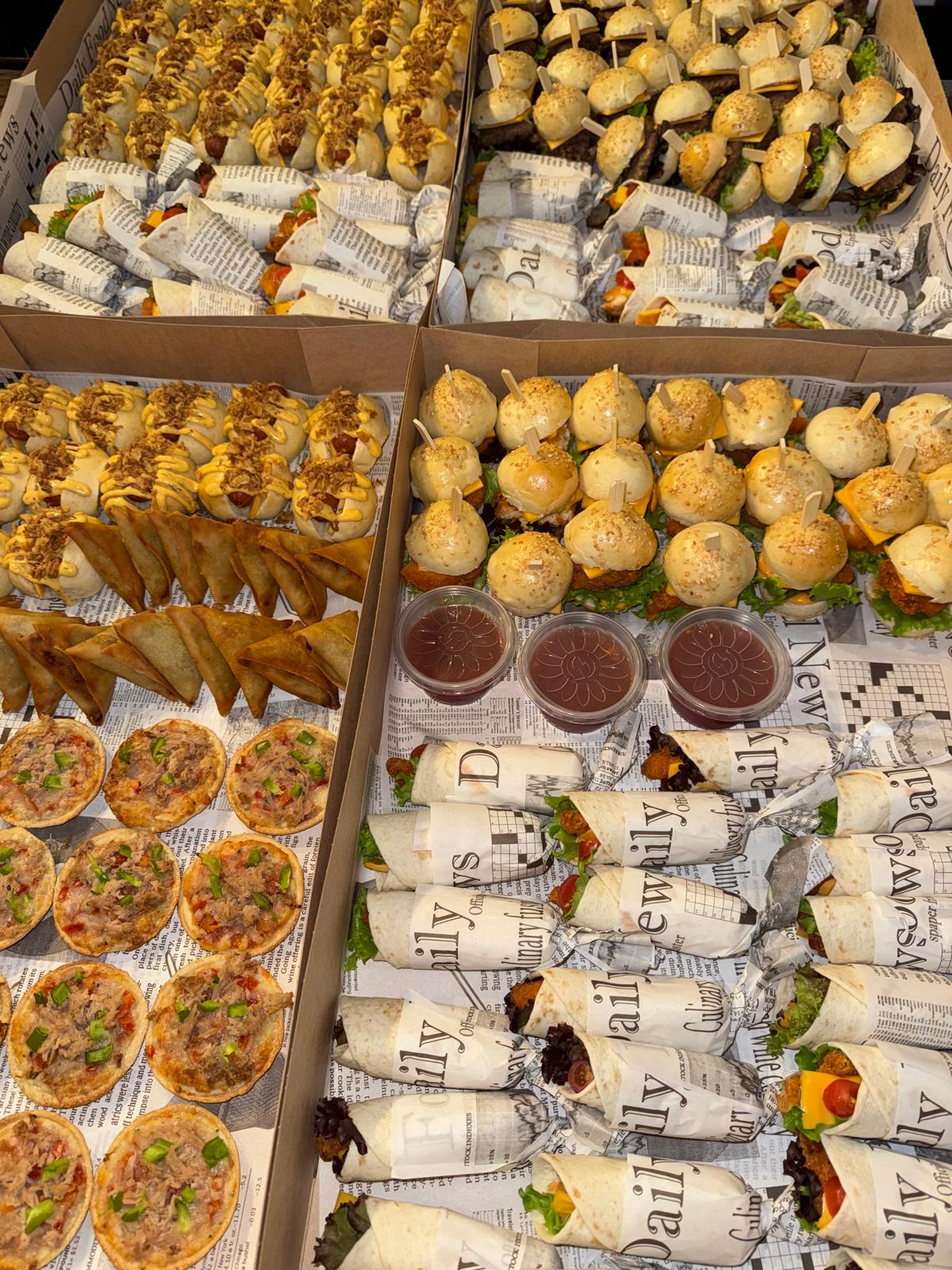 Cateringdozen met mini pizza's, samosa, hotdogs en burgers