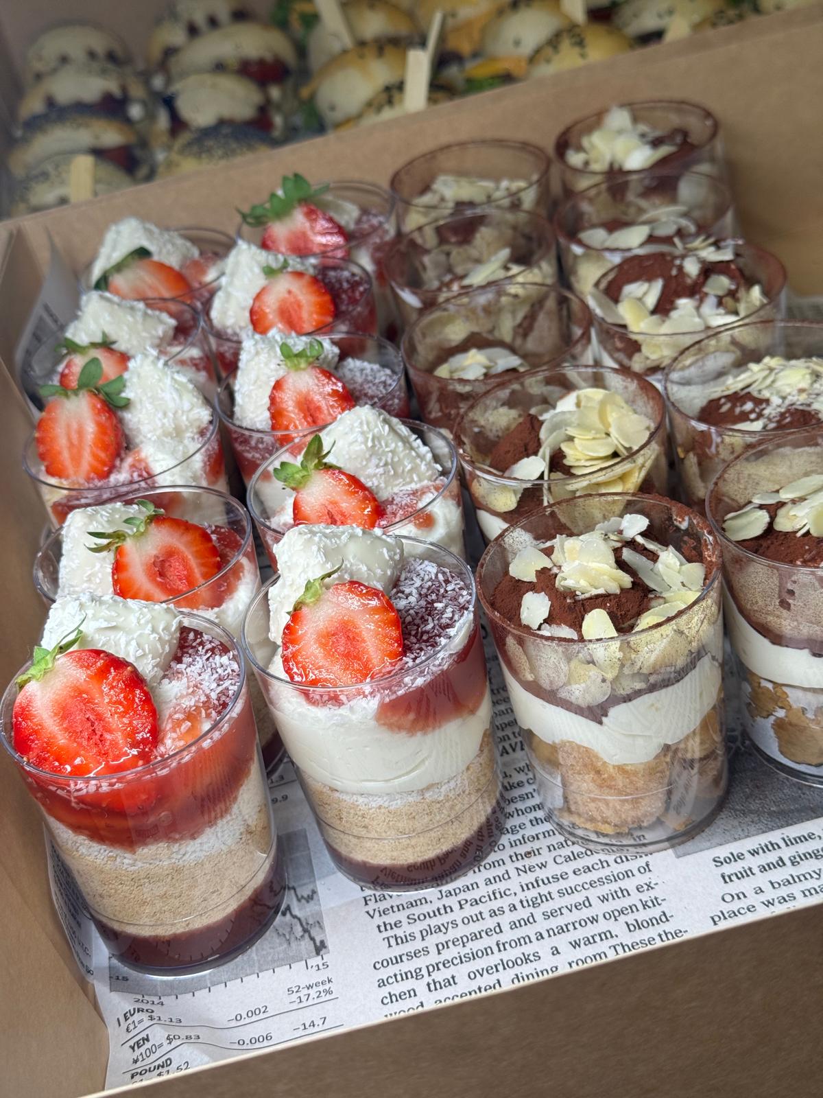 Dessertcups met aardbei en kokos naast tiramisu met amandel