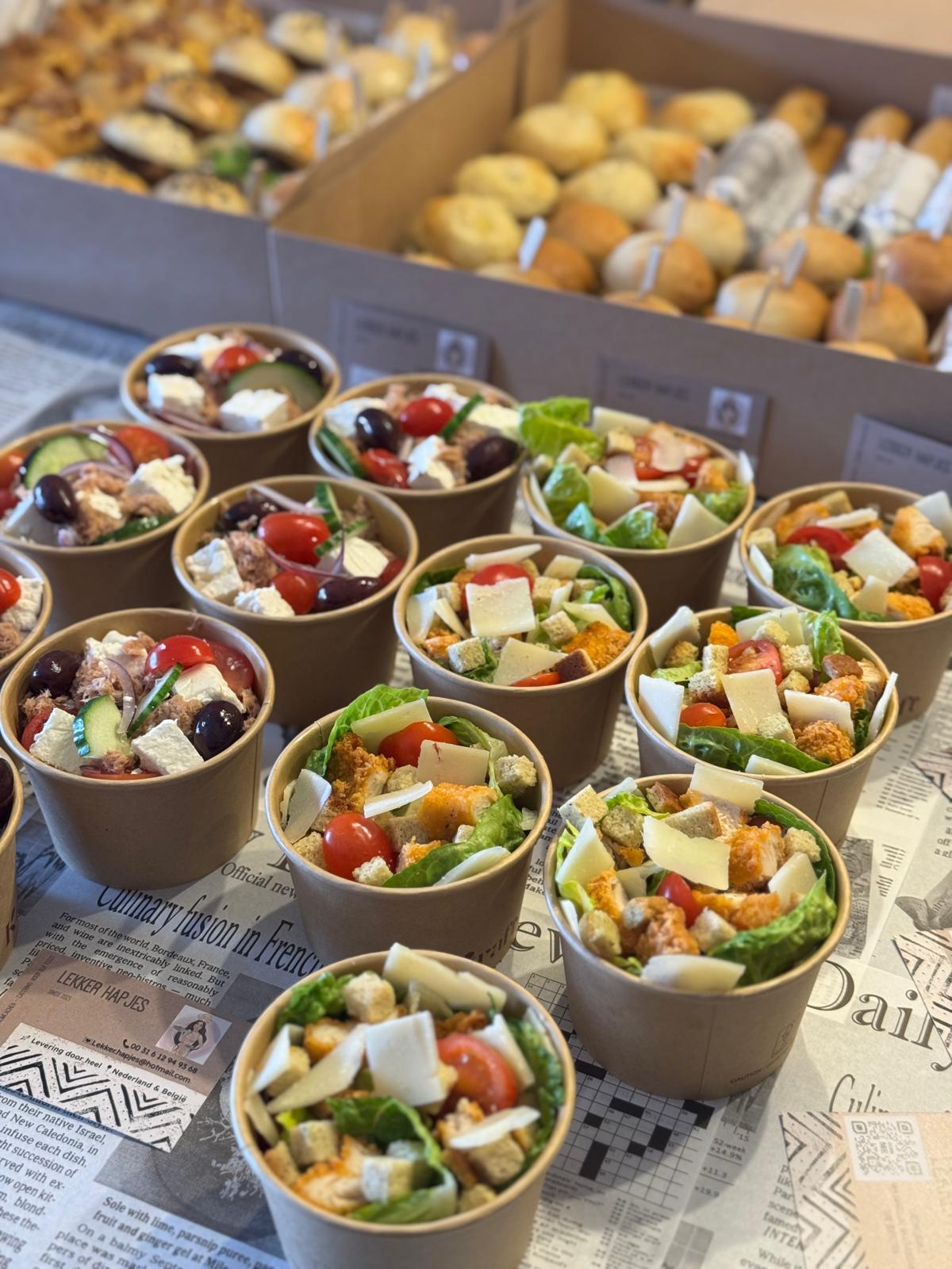 Salade cups met feta, tonijn, olijven en Caesar met kip