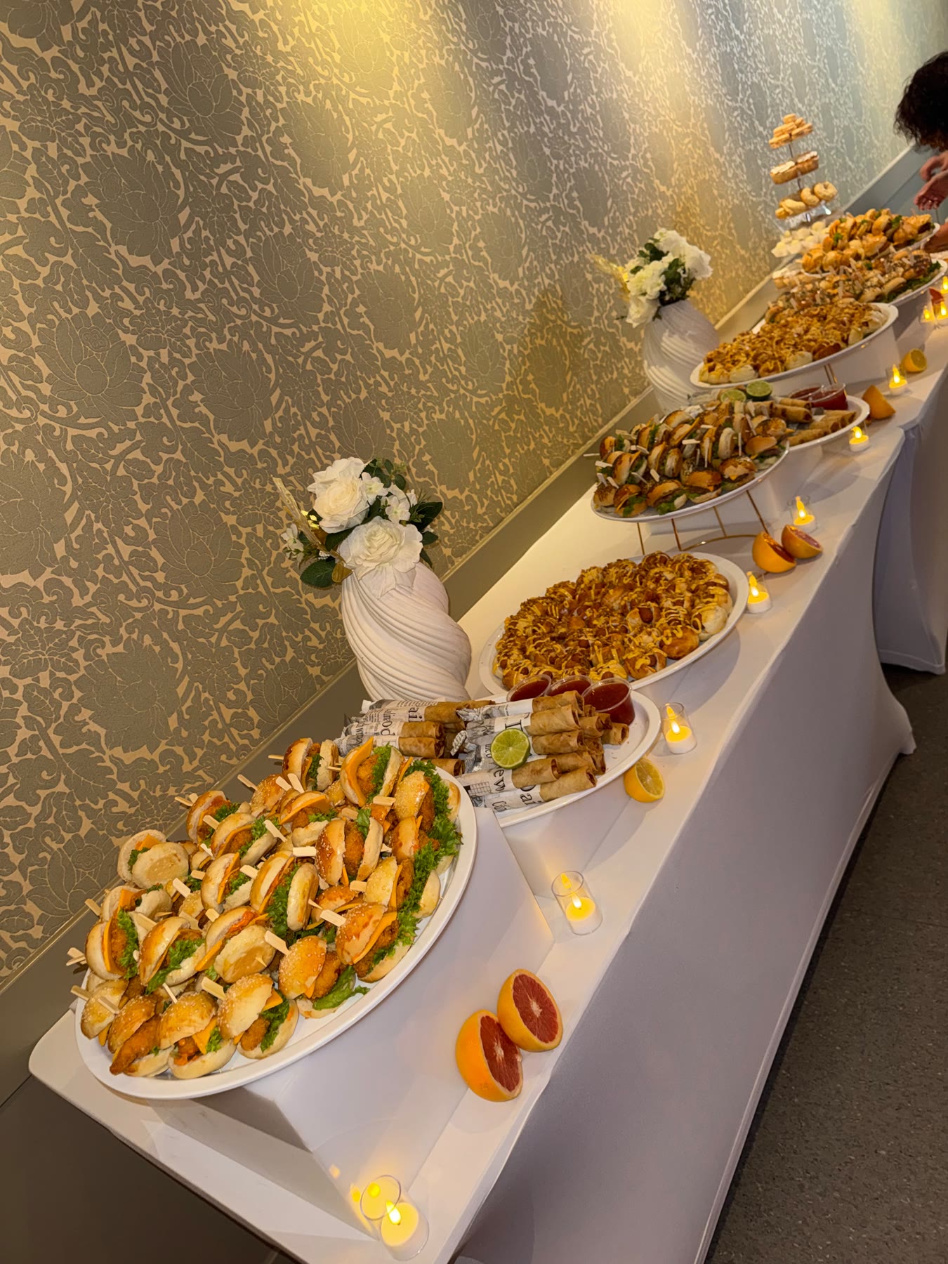 Buffet op verschillende hoogtes met witte schalen en rozen