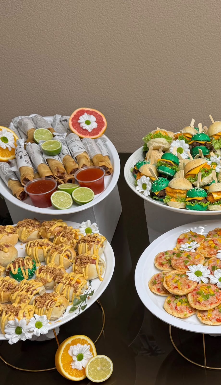 Buffet met wraps, mini pizza's en schijfjes citrus als decoratie