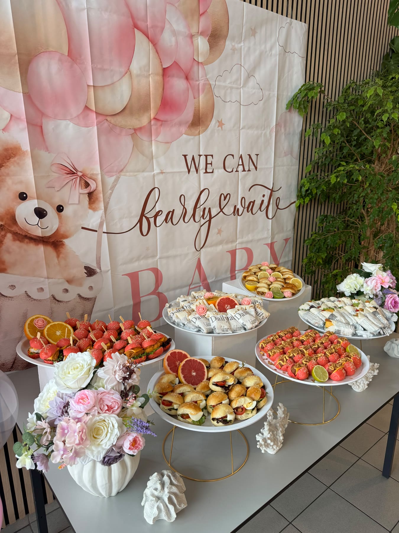 Babyshowerbuffet in zachte tinten met aardbeien en gebak