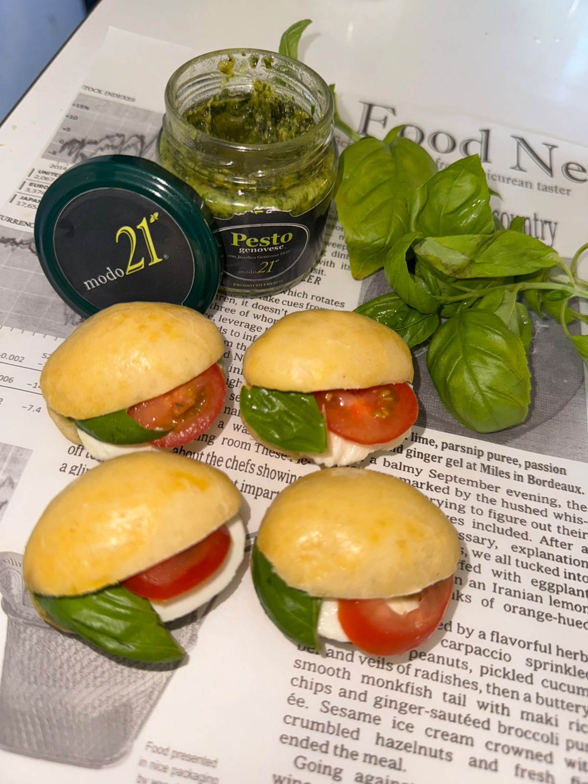 Mini broodjes caprese met mozzarella, tomaat en verse basilicum