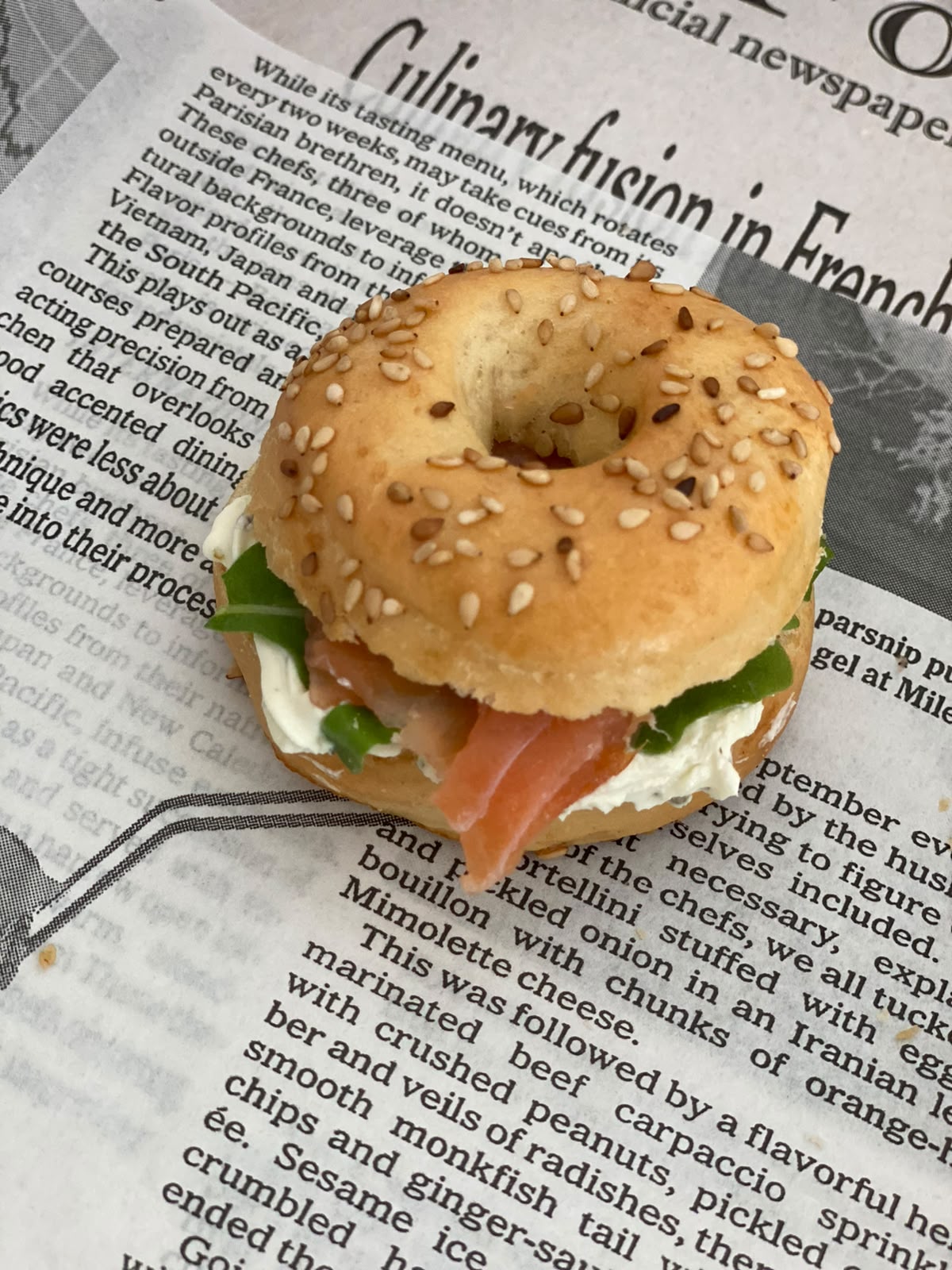 Mini bagel met gerookte zalm en roomkaas, van dichtbij