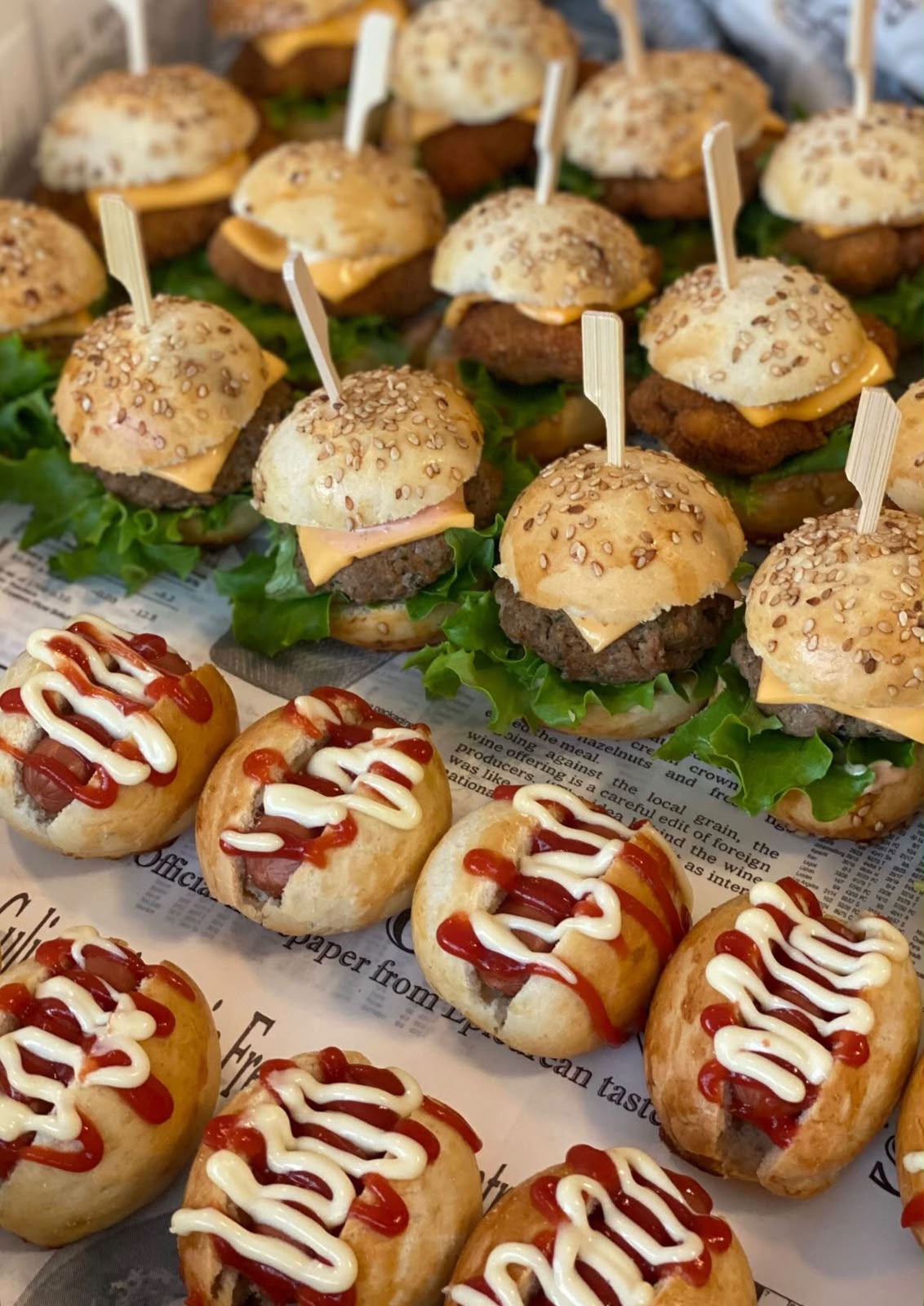 Mini hamburgers en hotdogs met ketchup en mayonaise