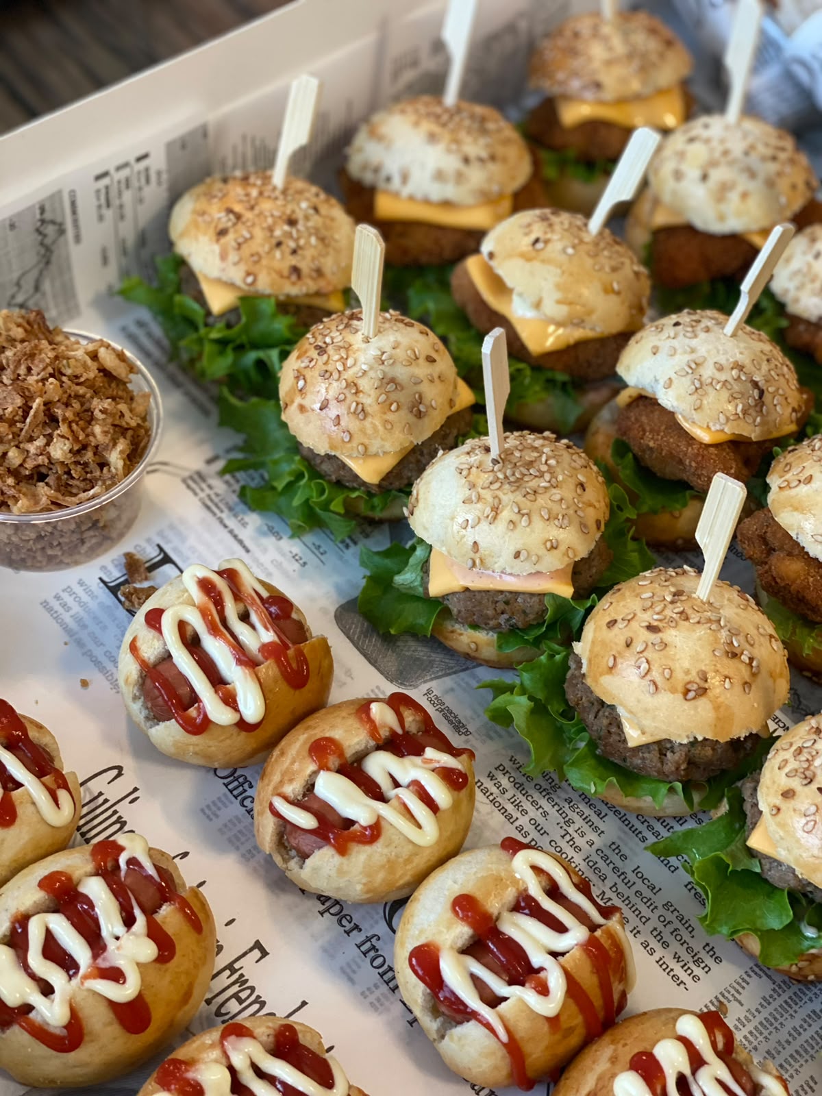 Volle schaal mini burgers en hotdogs, klaar om te serveren