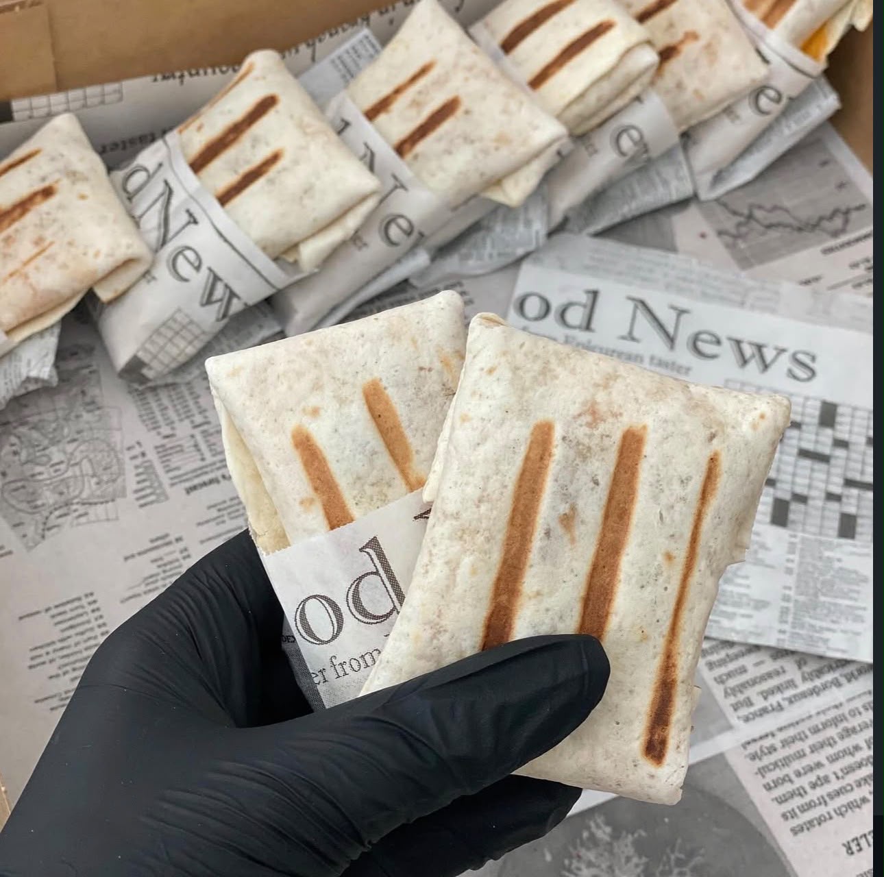 Gegrilde mini wraps, opgerold in papier