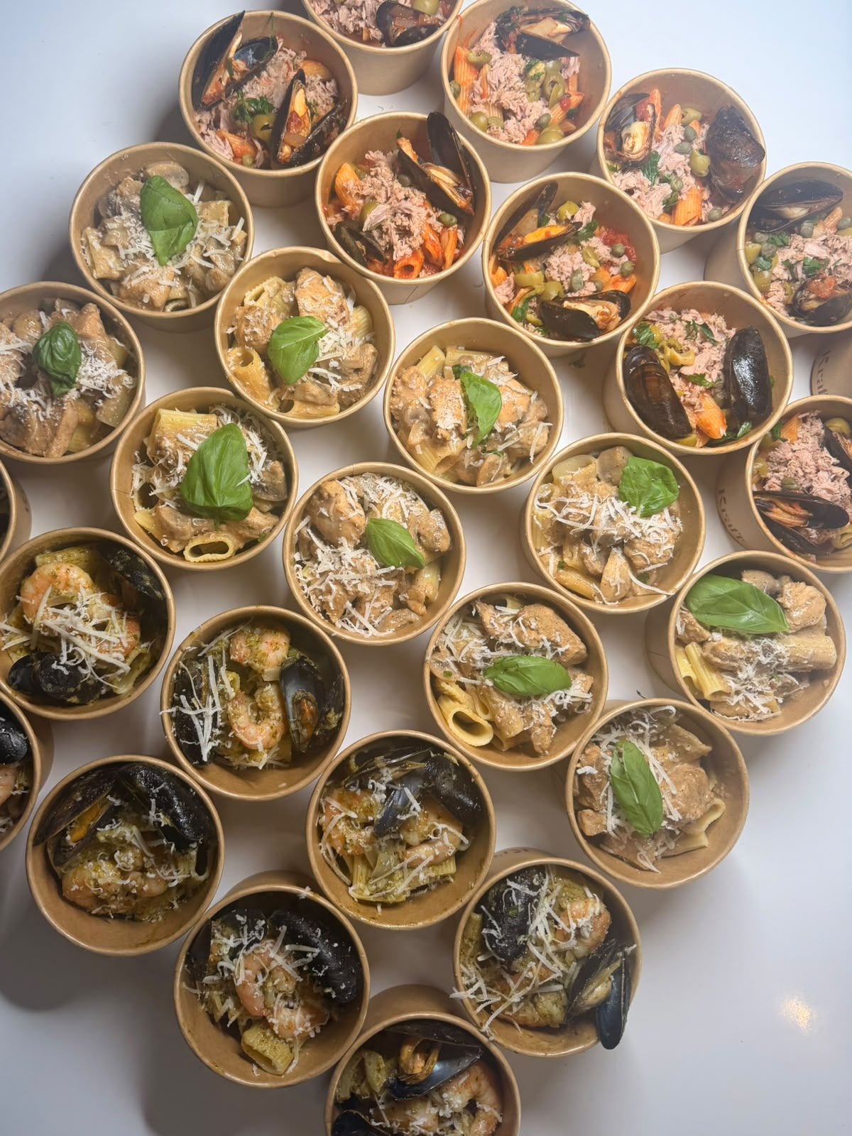 Pastacups met truffel, pesto en Parmezaanse kaas in gouden cups