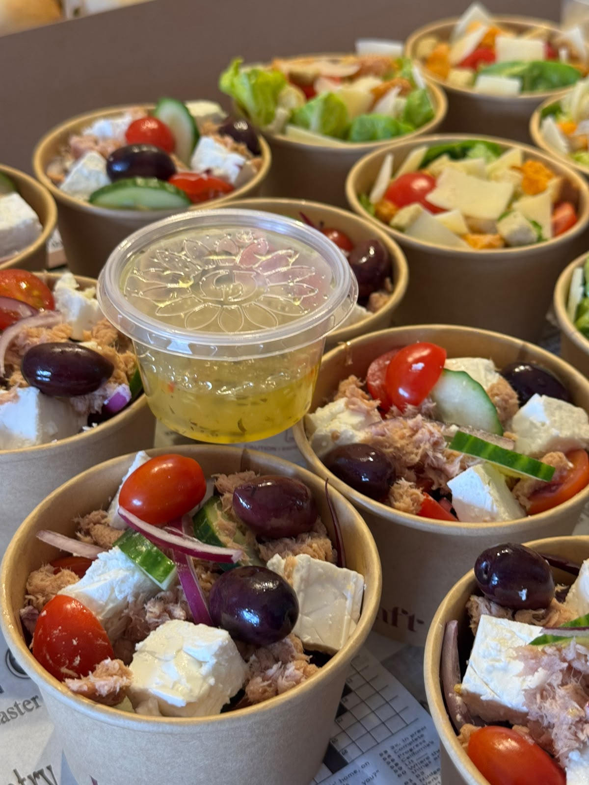 Greek salade cups met feta, olijven, tomaat en komkommer