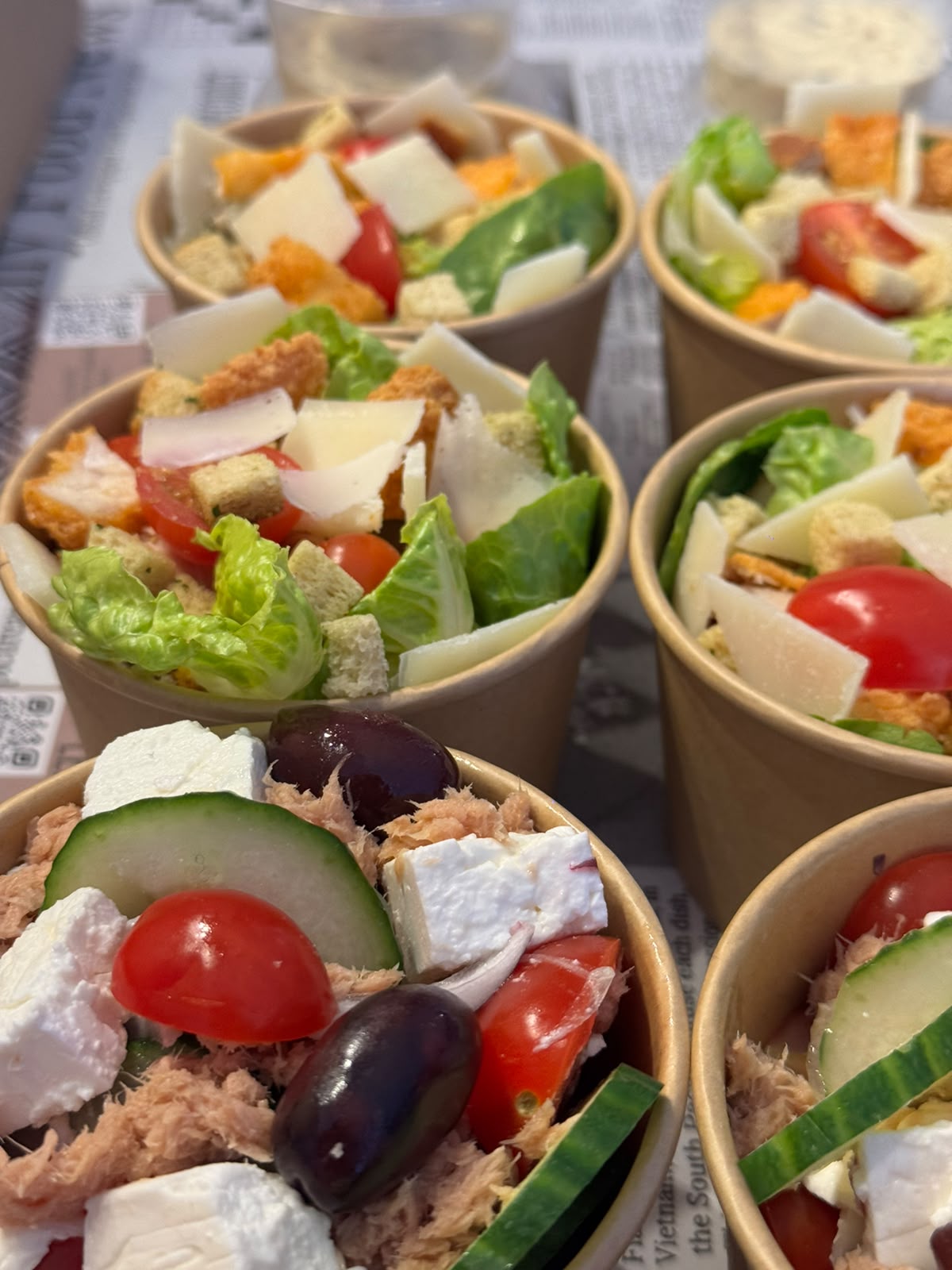 Caesar salade cups met krokante kip, kaas en croutons