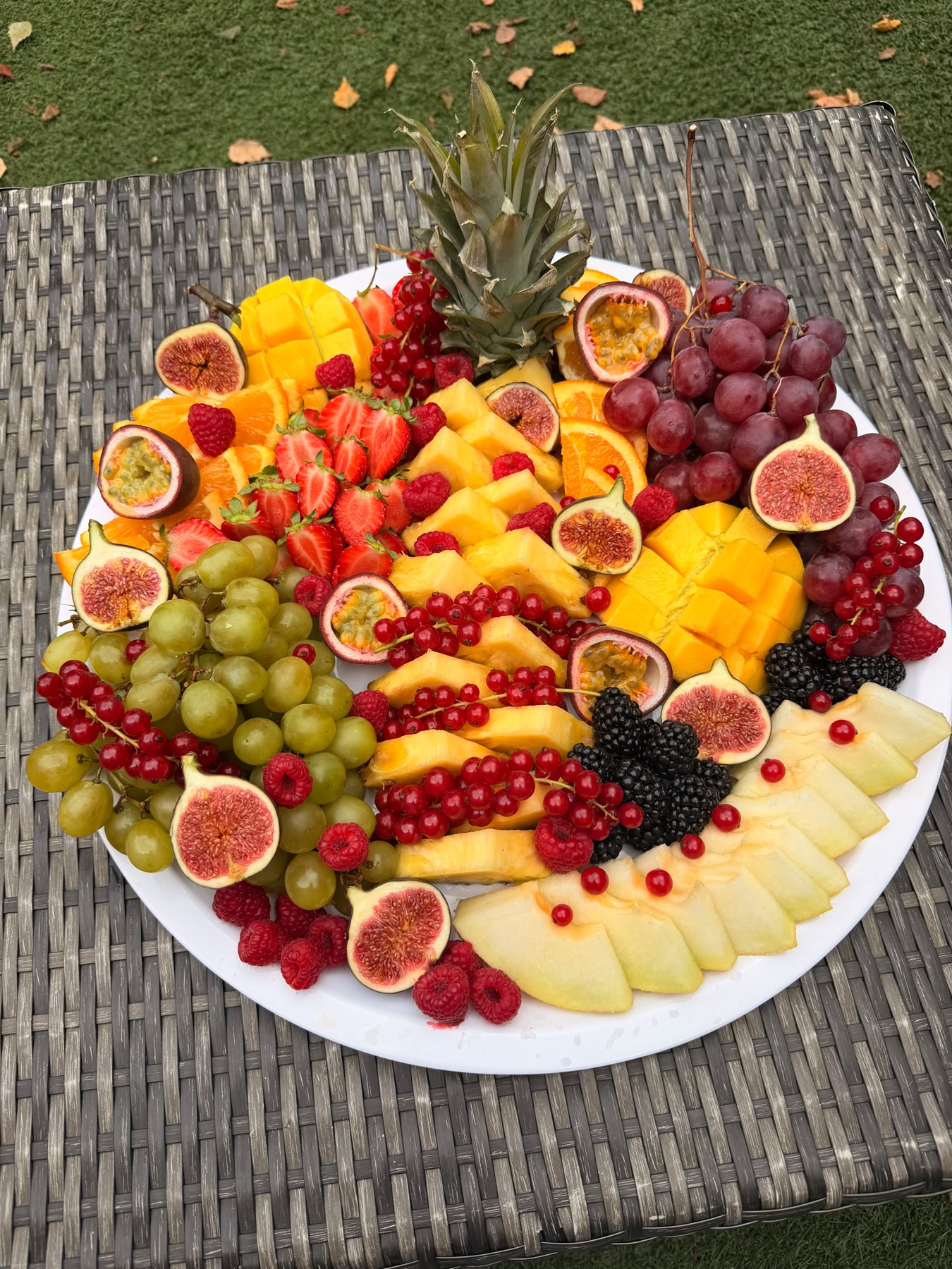 Fruitschaal met meloen, aardbeien, passievrucht en bramen
