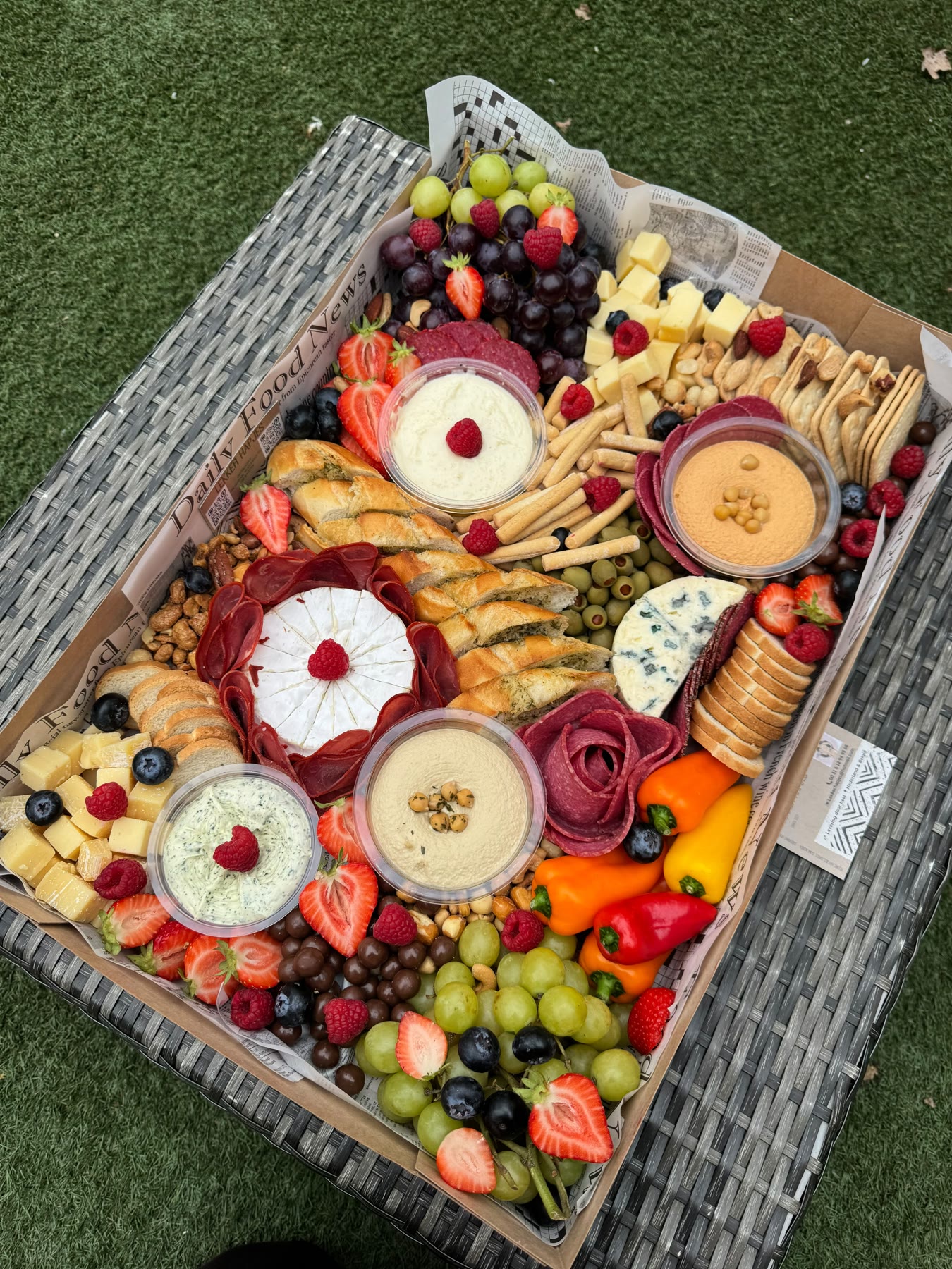 Grazingbox met kaas, olijven, grissini, fruit en hummus