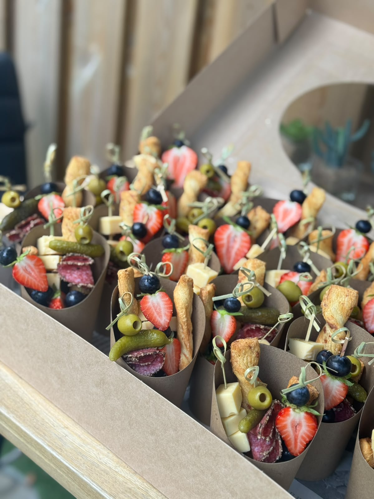 Borrelcups met aardbei, blauwe bes, kaas en olijf op spiesjes