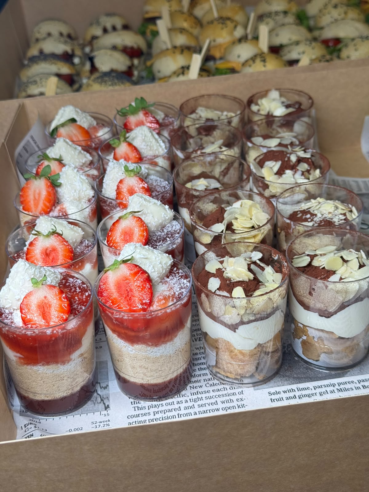 Dessertcups met aardbei en kokos naast tiramisu met amandel
