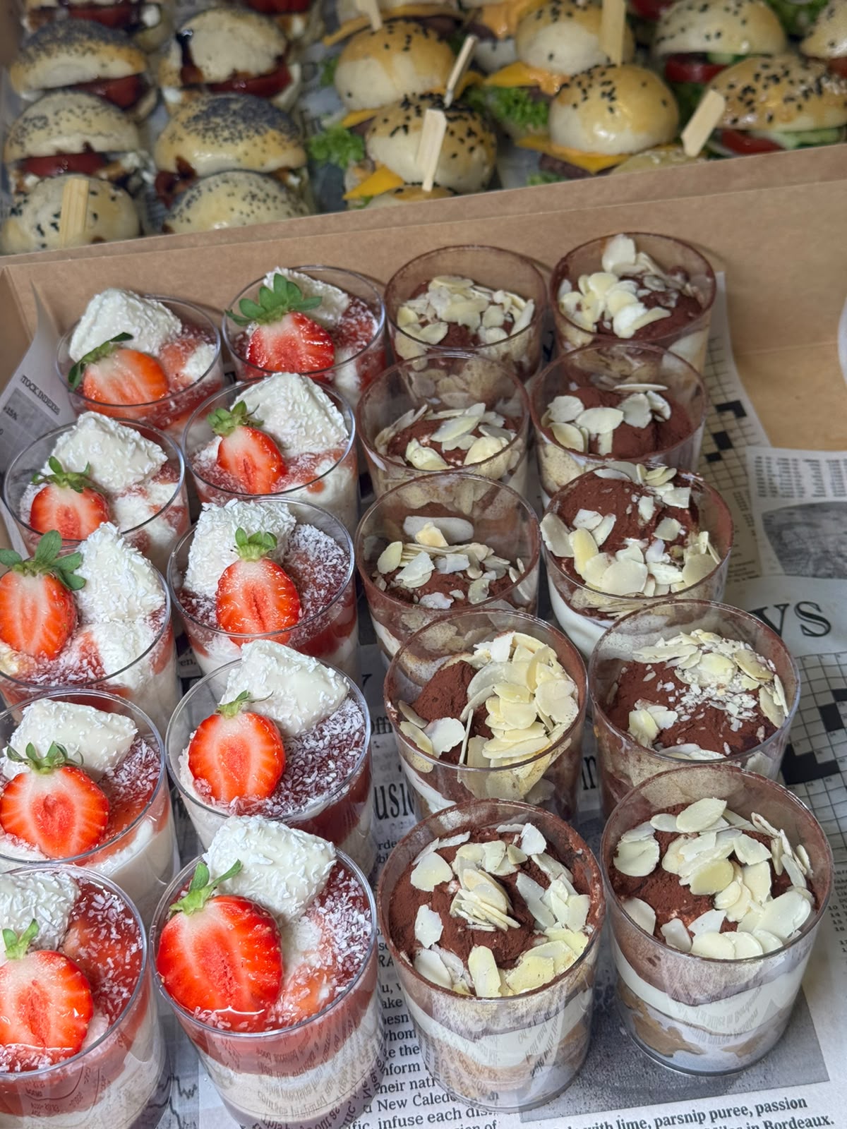 Dessertcups met laagjes room, aardbeiencoulis en cacao