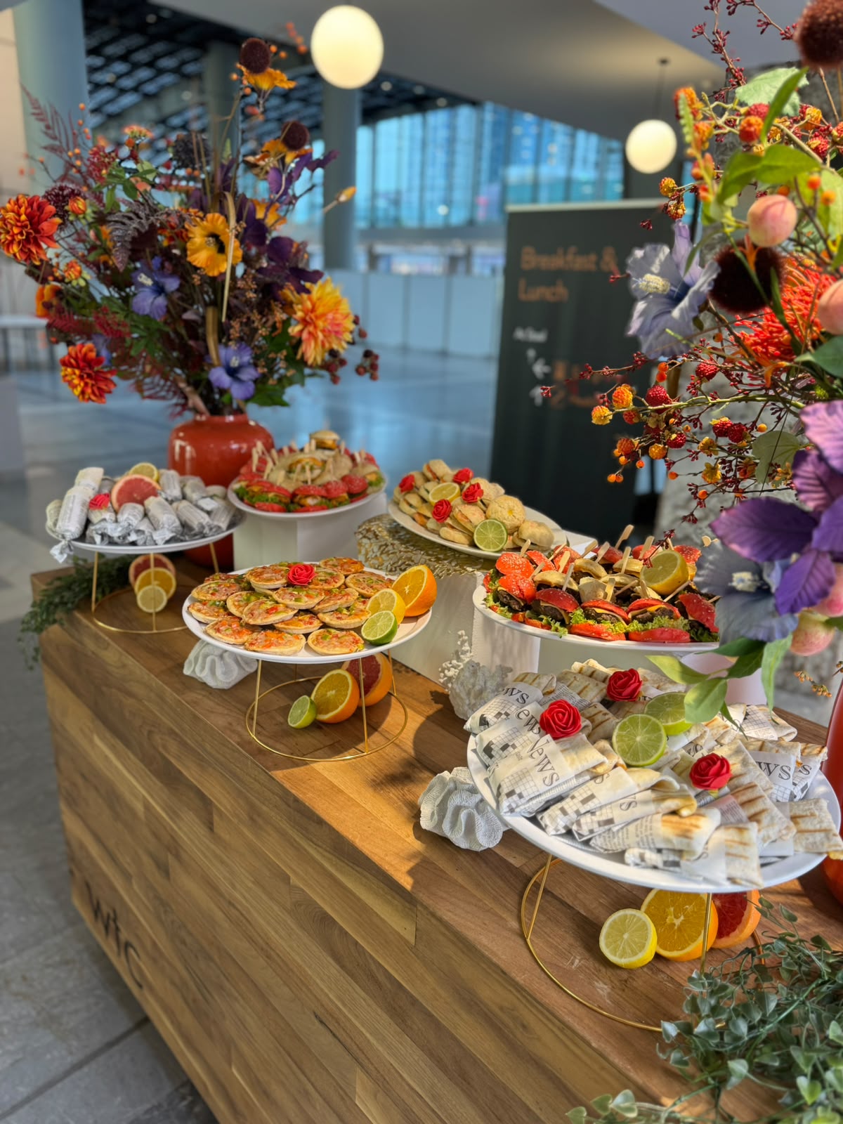 Buffet met herfstbloemen, wraps en hartige taartjes