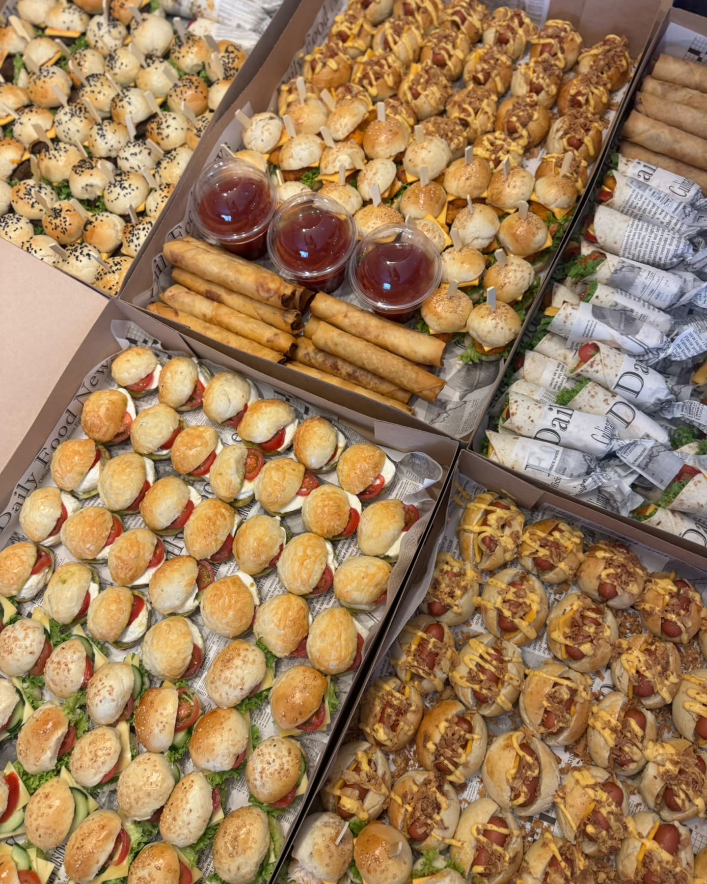 Cateringdozen vol mini burgers, hotdogs, loempia's en wraps met dipsausjes
